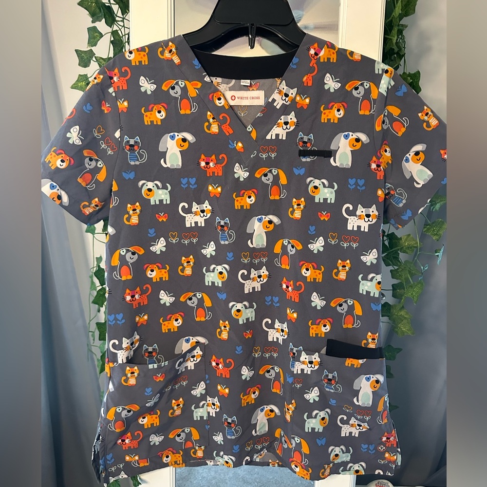 multicolored pup and kitty extra small scrub top! brand: white cross